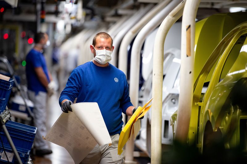 &copy; Reuters. FOTO DE ARCHIVO. Empleados trabajan en la línea de montaje de Volkswagen en Wolfsburgo, Alemania. 27 de abril de 2020. Swen Pfoertner/Pool vía REUTERS