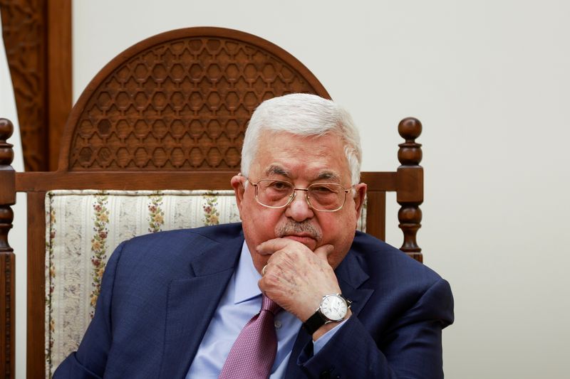 &copy; Reuters. الرئيس الفلسطيني محمود عباس يحضر اجتماعا في رام الله بالضفة الغربية يوم 27 مارس آذار 2022. تصوير:  محمد تركمان - رويترز.