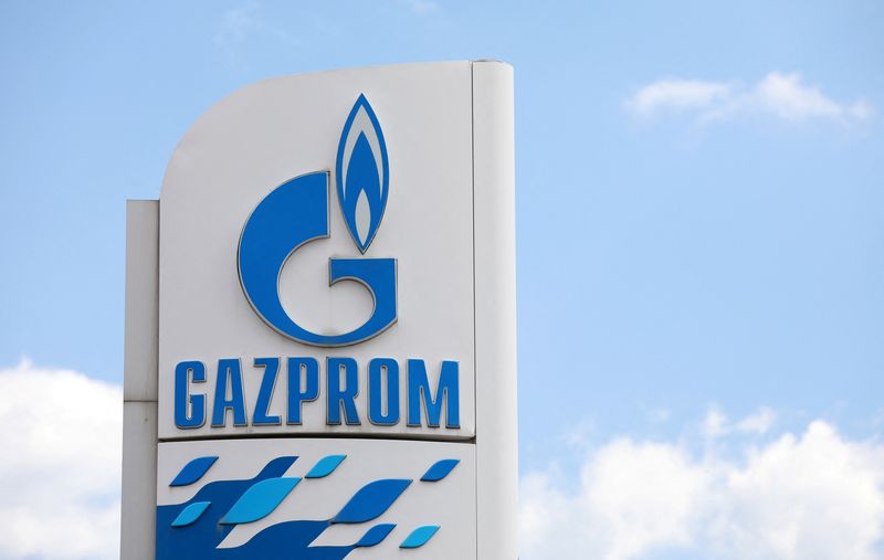 &copy; Reuters. FOTO DE ARCHIVO. El logotipo de la compañía energética rusa Gazprom en una estación de repostaje, en Sofía, Bulgaria. 27 de abril de 2022. REUTERS/Spasiyana Sergieva