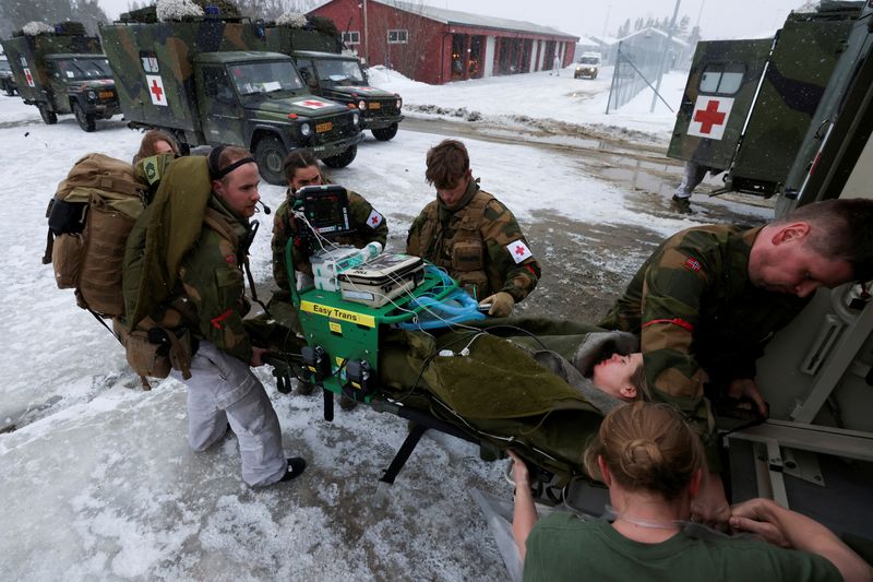 &copy; Reuters. FOTO DE ARCHIVO: Médicos del ejército noruego y sueco simulan la evacuación de un hospital de campaña como parte del ejercicio militar llamado "Cold Response 2022", que reúne a unos 30.000 efectivos de los países miembros de la OTAN más Finlandia y