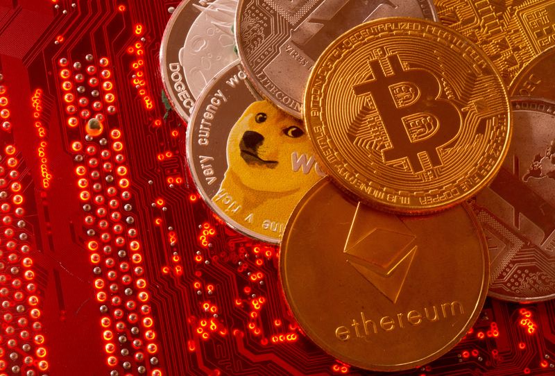 &copy; Reuters. FILE PHOTO: Representations of cryptocurrencies Bitcoin, Ethereum, DogeCoin, Ripple, Litecoin are placed on PC motherboard in this illustration taken, June 29, 2021. REUTERS/Dado Ruvic/Illustration/