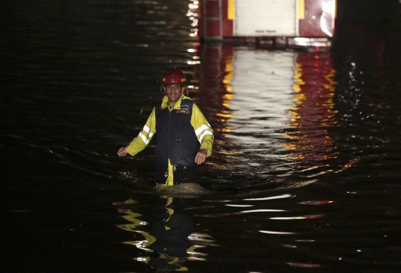 &copy; Reuters. رجل إنقاذ يعبر نفق مؤدي إلى مطار بيروت غمرته المياه بعد هطول أمطار غزيرة في صورة من أرشيف رويترز.
