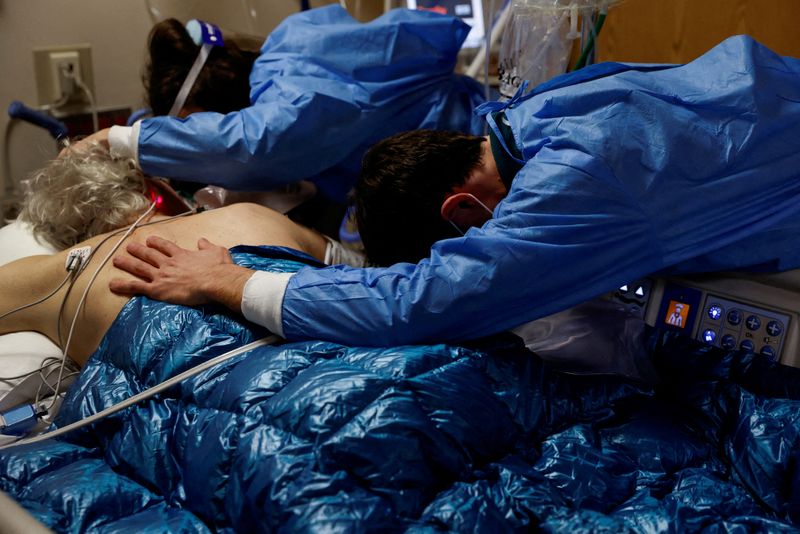 &copy; Reuters. FILE PHOTO: A son and daughter embrace their father, a coronavirus disease (COVID-19) patient in the Intensive Care Unit (ICU) ward, before his intubation procedure at the Providence Mission Hospital in Mission Viejo, California, U.S., January 25, 2022.  