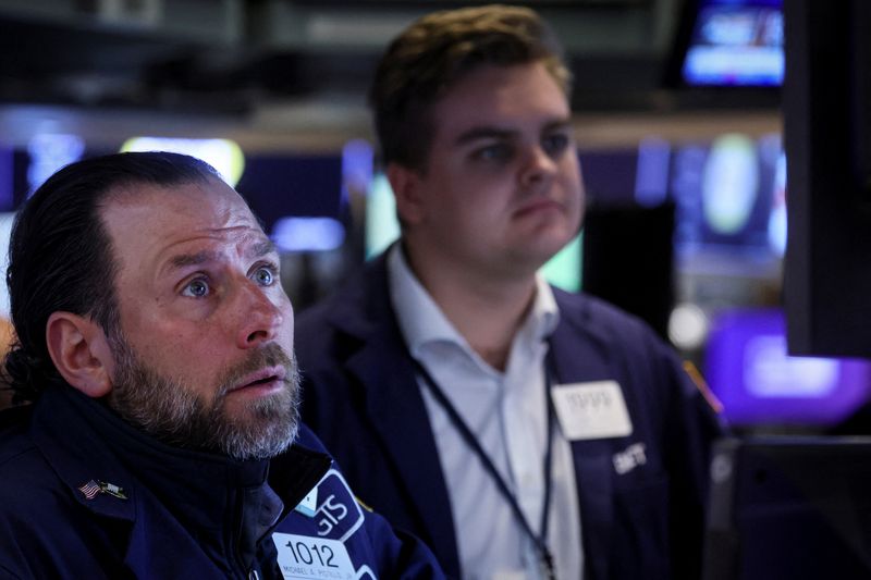 &copy; Reuters. Traders work on the floor of the New York Stock Exchange (NYSE) in New York City, U.S., May 11, 2022.  REUTERS/Brendan McDermid