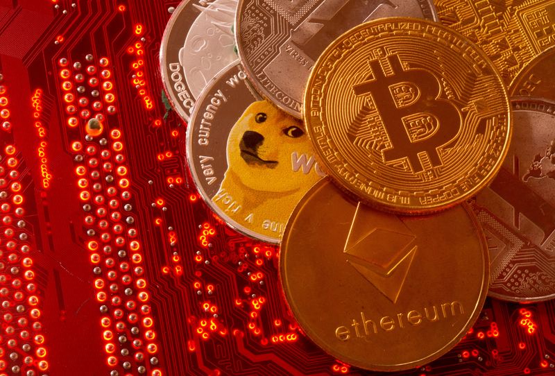 &copy; Reuters. FOTO DE ARCHIVO: Representaciones de criptodivisas Bitcóin, Ethereum, DogeCoin, Ripple, Litecoin en la placa base de un PC en una ilustración tomada el 29 de junio de 2021. REUTERS/Dado Ruvic