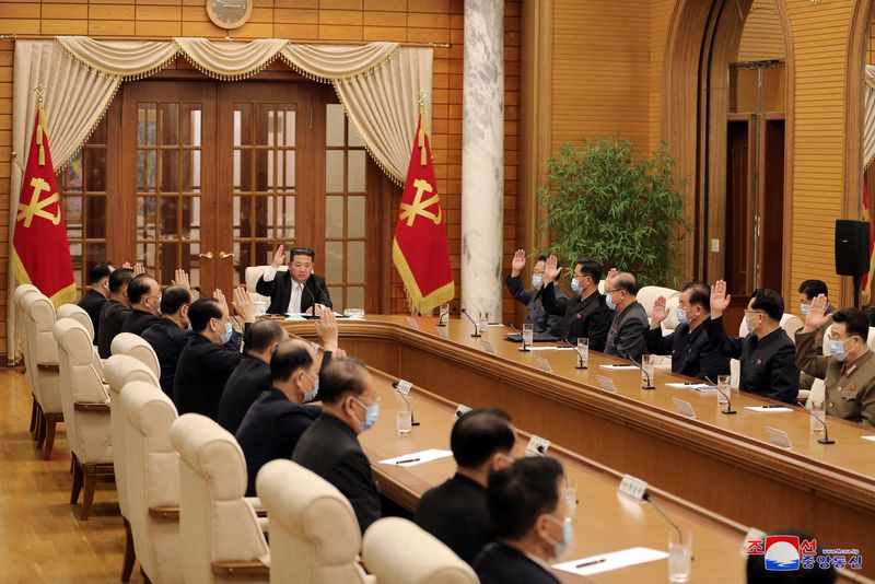&copy; Reuters. El líder norcoreano Kim Jong-un preside una reunión del Partido de los Trabajadores sobre la respuesta al brote de la enfermedad del coronavirus (COVID-19) en esta foto sin fecha publicada por la Agencia Central de Noticias de Corea del Norte (KCNA) el 