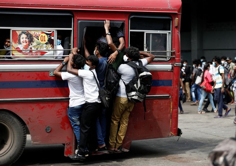 &copy; Reuters. Pessoas se aglomeram para embarcar em ônibus em Colombo, no Sri Lanka
12/05/2022 REUTERS/Dinuka Liyanawatte