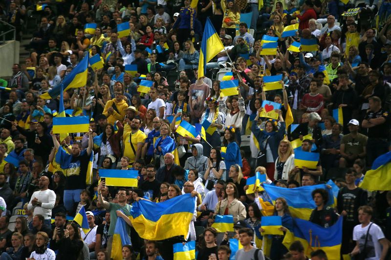 &copy; Reuters. Torcedores com bandeiras da Ucrânia durante amistoso entre a seleção do país e a equipe alemã Borussia Moenchengladbach, na Alemanha
11/05/2022 REUTERS/Thilo Schmuelgen