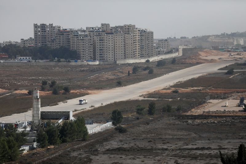 &copy; Reuters. منظر عام لمنطقة على حدود الضفة الغربية المحتلة بالقرب من رام الله يوم 25 نوفمبر تشرين الثاني 2021. تصوير: محمد تركمان - رويترز