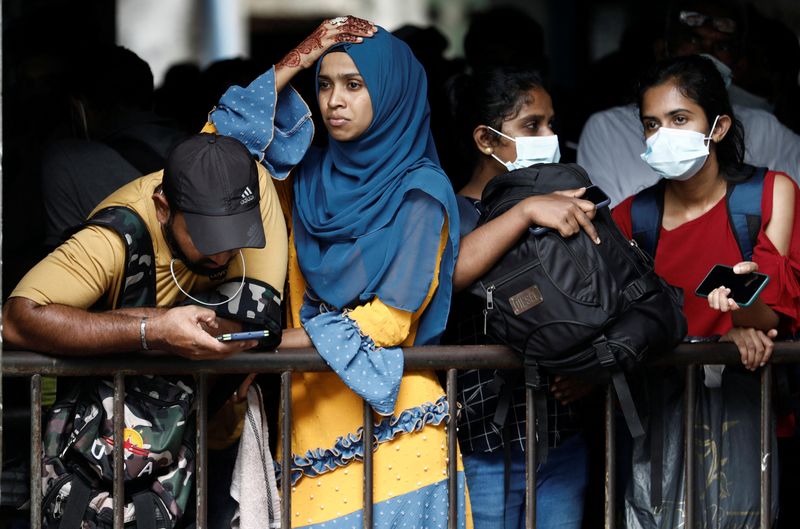 &copy; Reuters. De nombreux Sri-Lankais ont profité d'une levée temporaire du couvre-feu imposé lundi par l'armée après la démission du Premier ministre Mahinda Rajapaksa pour quitter Colombo jeudi. /Photo prise le 12 mai 2022/REUTERS/Dinuka Liyanawatte