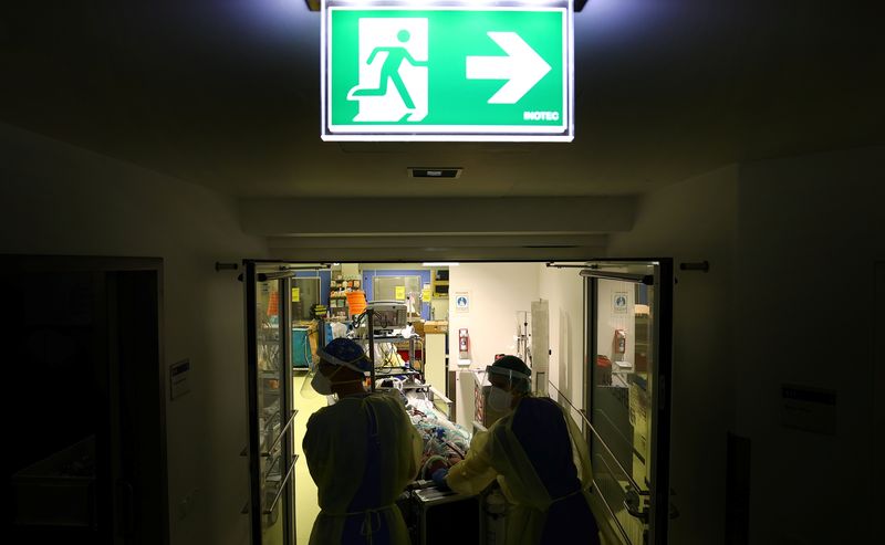 &copy; Reuters. FILE PHOTO: Medical staff transfer a patient in need of an ECMO (extracorporeal membrane oxygenation) life support unit after a CT examination at the coronavirus disease (COVID-19) Intensive Care Unit (ICU) of the "Klinikum Darmstadt" clinic in Darmstadt,