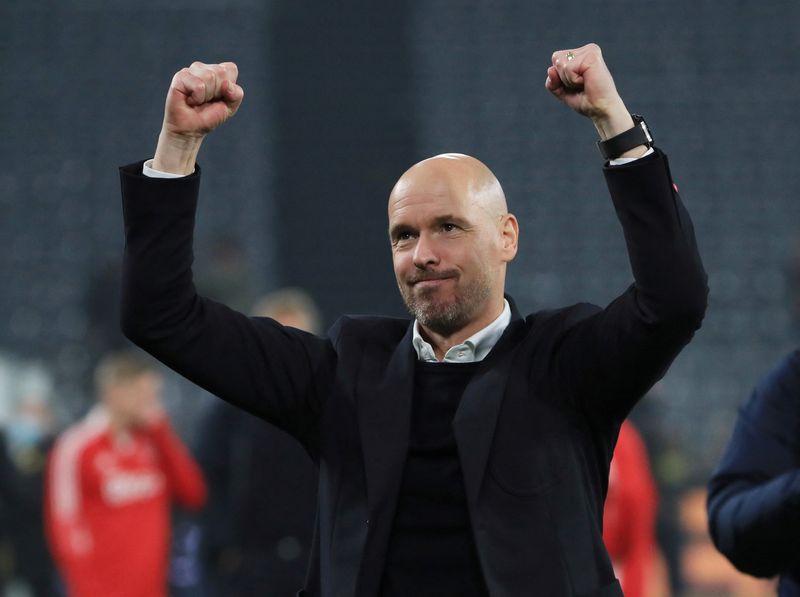 &copy; Reuters. Técnico Erik ten Hag comemora durante partida do Ajax contra o Borussia Dortmund pela Liga dos Campeões
03/11/2021 REUTERS/Wolfgang Rattay