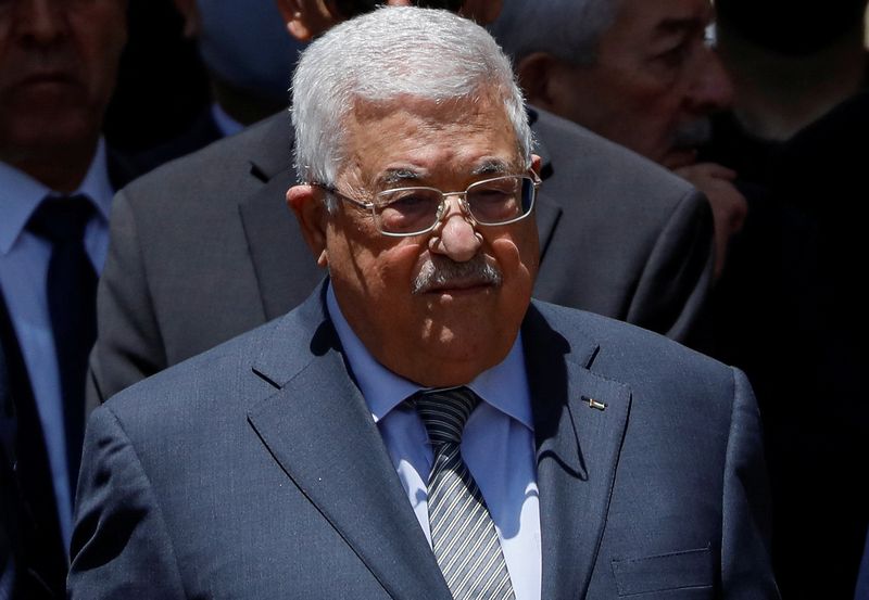 © Reuters. الرئيس الفلطسيني محمود عباس في رام الله بالضفة الغربية يوم الخميس. تصوير: محمد تركمان - رويترز