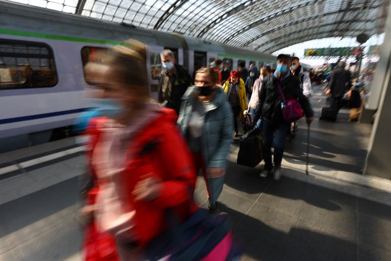 &copy; Reuters. لاجئون من أوكرانيا على رصيف محطة قطارات ببرلين بعد هبوطهم من قطار قادم من وارسو يوم 29 مارس آذار 2022. تصوير: فابريتسيو بينش - رويترز
