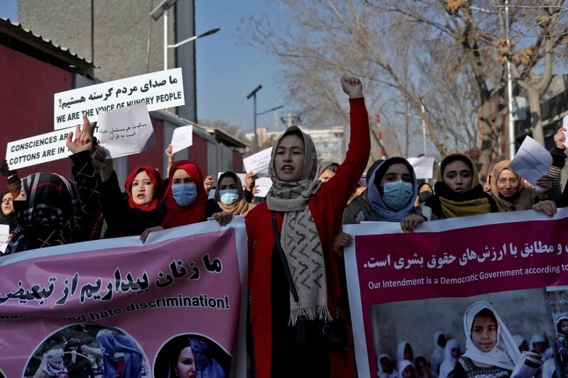 © Reuters. نساء ترددن شعارات خلال مسيرة احتجاجا على ما تقول المحتجات إنها قيود تفرضها طالبان على النساء في كابول يوم 28 ديسمبر كانون الأول 2021. تصوير: علي خارا - رويترز