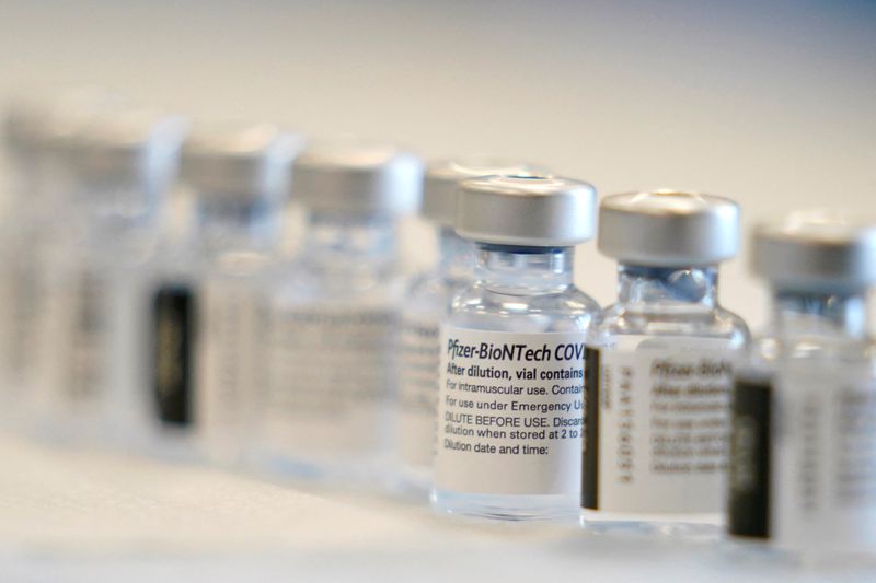 &copy; Reuters. Imagen de archivo de viales de vacunas contra el COVID-19 durante su preparación para abrirlas en un centro de vacunación masiva en el distrito de Queens en Nueva York, Estados Unidos. 24 de febrero, 2021. Seth Wenig/Pool via REUTERS/Archivo
