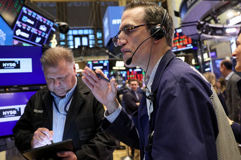 © Reuters. Traders work on the floor of the New York Stock Exchange (NYSE) in New York City, U.S., May 12, 2022.  REUTERS/Brendan McDermid