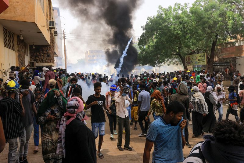 &copy; Reuters. متظاهرون يشاركون في مسيرة احتجاج على حكام السودان العسكريين في الخرطوم يوم 12 مايو أيار 2022. تصوير: محمد نور الدين عبد الله - رويترز