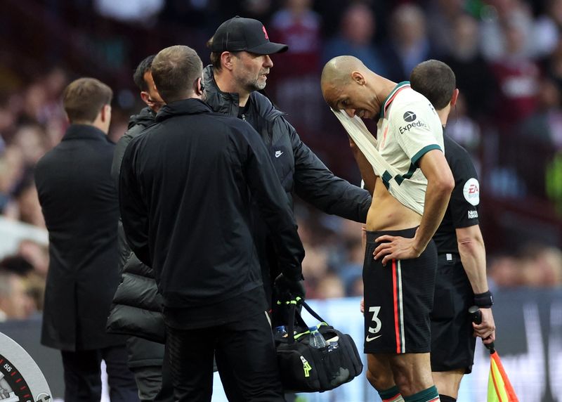 &copy; Reuters. Fabinho deixa o campo lesionado em partida do Liverpool
10/05/2022
Action Images via Reuters/Carl Recine