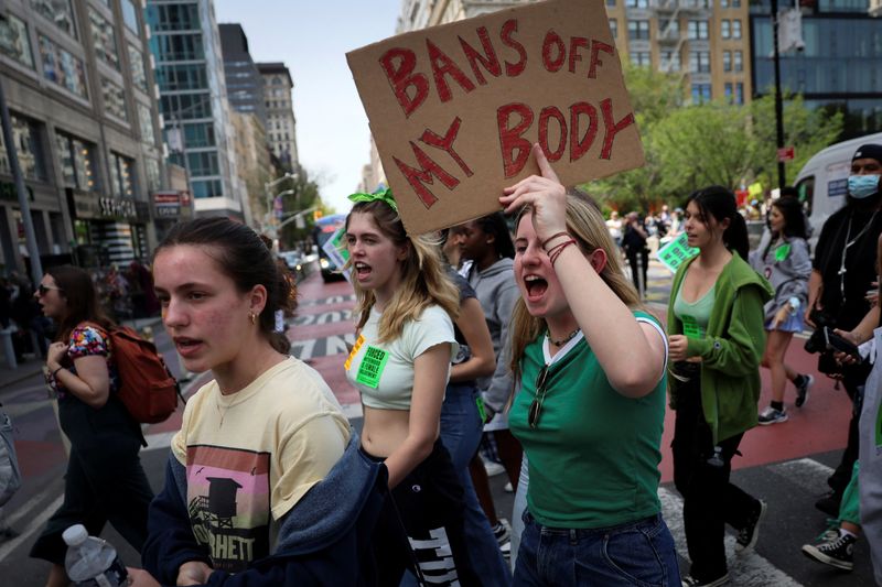 © Reuters. FILE PHOTO: Students and others protest for abortion rights as they march from Union Square, after the leak of a draft majority opinion written by Justice Samuel Alito preparing for a majority of the court to overturn the landmark Roe v. Wade abortion rights decision later this year, in Manhattan in New York City, New York, U.S., May 5, 2022. REUTERS/Mike Segar