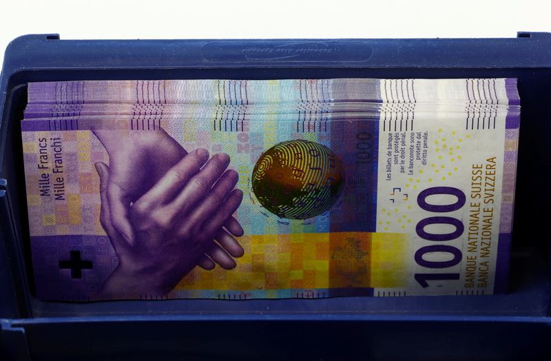 © Reuters. 1,000-Swiss-franc banknotes lie in a box at a Swiss bank in Zurich, April 9, 2019.  REUTERS/Arnd Wiegmann 