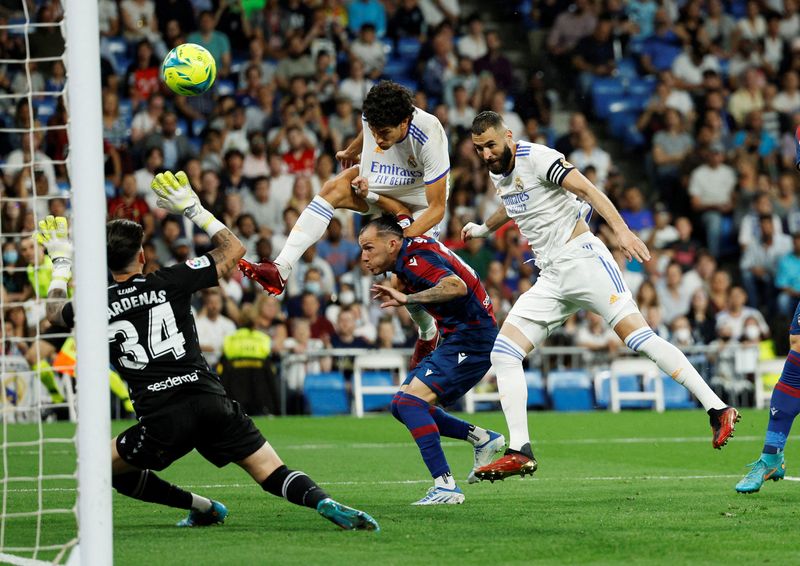 &copy; Reuters. بنزيمة يحرز هدفا لريال مدريد في شباك ليفانتي بدوري الدرجة الأولى الإسباني لكرة القدم يوم الخميس. تصوير: سوزانا فيرا - رويترز. 