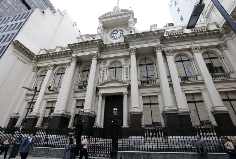 &copy; Reuters. Pedestres passam em frente ao prédio do Banco Central da Argentina em Buenos Aires
REUTERS/Enrique Marcarian
