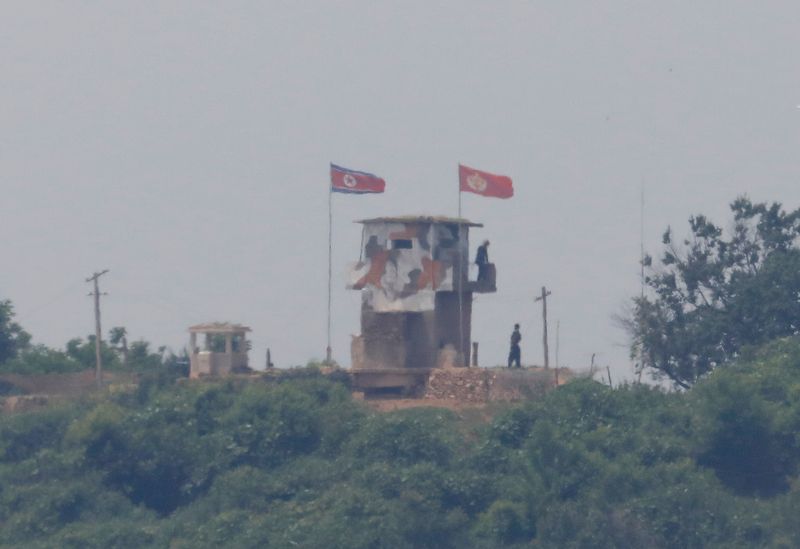 &copy; Reuters. Soldados norte-coreanos em posto na fronteira, em foto tirada de Paju, na Coreia do Sul, perto da DMZ
17/06/2020
REUTERS/Kim Hong-Ji