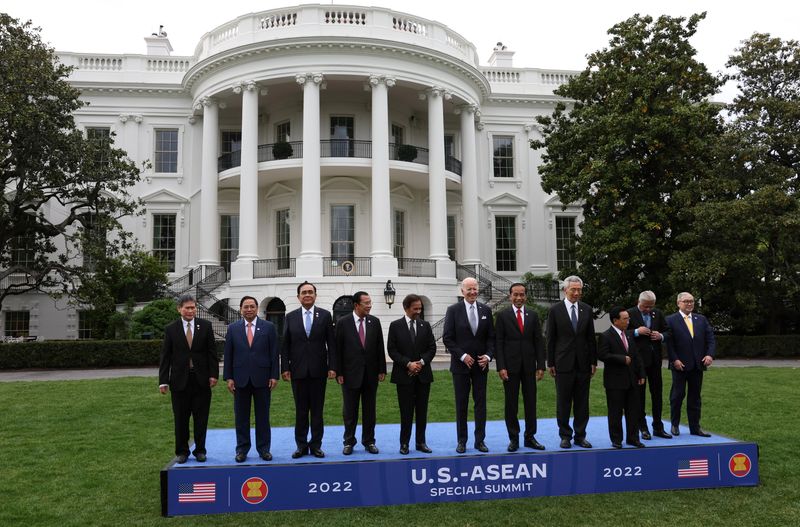 © Reuters. U.S. President Joe Biden poses for a group photograph with leaders from the Association of Southeast Asian Nations (ASEAN) during a special U.S.-ASEAN summit at the White House in Washington, U.S., May 12, 2022. REUTERS/Leah Millis