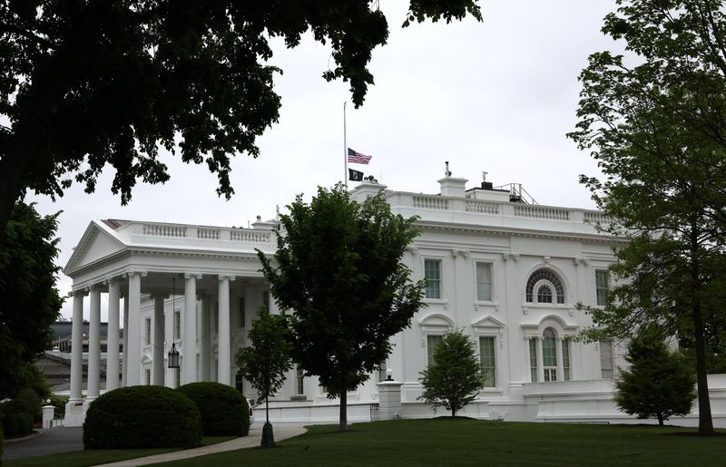 © Reuters. The American flag is seen flying at half staff over the White House to honor the 1 million U.S. citizens killed by COVID-19 since the pandemic began in Washington, U.S., May 12, 2022. REUTERS/Leah Millis