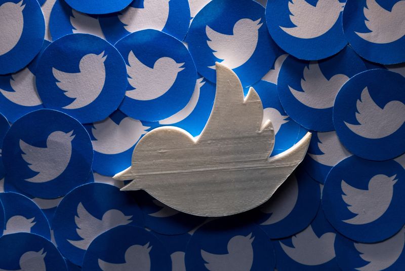 © Reuters. FILE PHOTO: A 3D-printed Twitter logo on non-3D printed Twitter logos is seen in this picture illustration taken April 28, 2022. REUTERS/Dado Ruvic/Illustration