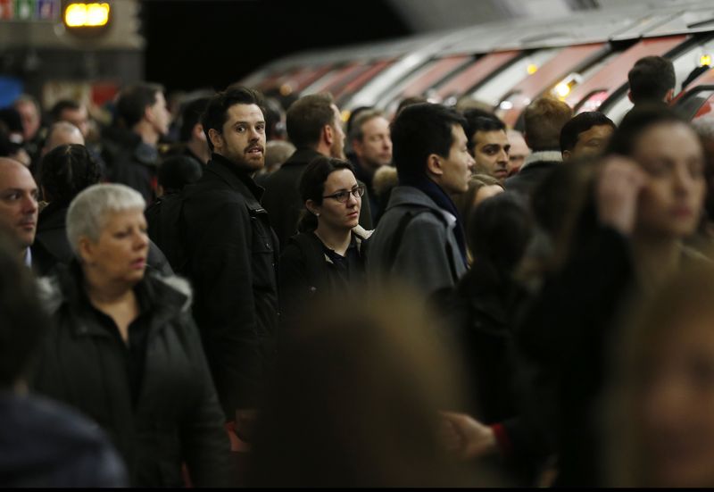 &copy; Reuters. FILE PHOTO: Commuters wait to board a Victoria line tube train during strikes at Kings Cross underground station in London February 6, 2014. REUTERS/Olivia Harris