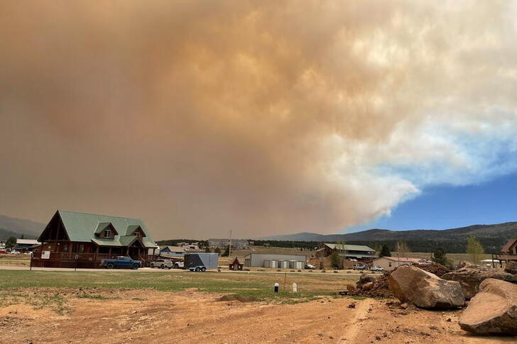 &copy; Reuters. 米南西部ニューメキシコ州で先月上旬から発生している森林火災がさらに広がり、同州北部のスキーリゾート地に迫っているほか、カリフォルニア州南部の高級住宅街の一部が延焼した。写