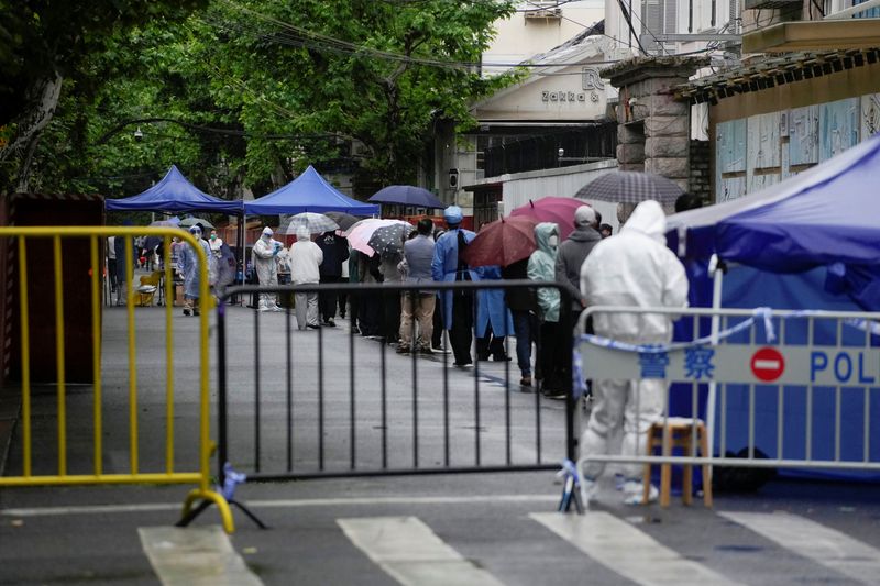 © Reuters.     中国・上海市の呉清副市長は１３日、５月半ばまでに地域レベルで新型コロナウイルス感染者ゼロの達成を目指しており、実現すれば移動制限の緩和を着実に進め、小売店を再開できるようになるとの見方を示した。上海、１３日、検査で並ぶ人たち（２０２２年　ロイター／Aly Song）