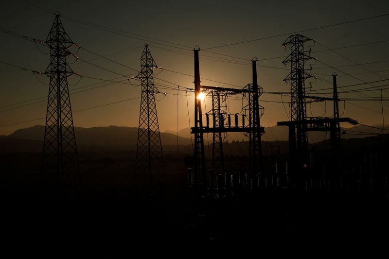 © Reuters. FILE PHOTO: Power lines connecting pylons of high-tension electricity are seen at sunset at an electricity substation in the outskirts of Ronda, near Malaga, Spain January 24, 2017. REUTERS/Jon Nazca/File Photo