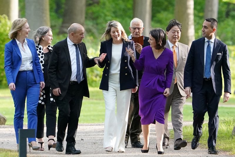 &copy; Reuters. G7 countries foreign ministers walk for dinner during their summit in Weissenhaeuser Strand, Germany May 12, 2022. Foreign ministers pictured: Elizabeth Truss of Britain, Jean-Yves Le Drian of France, Melanie Joly of Canada, Annalena Baerbock of Germany, 