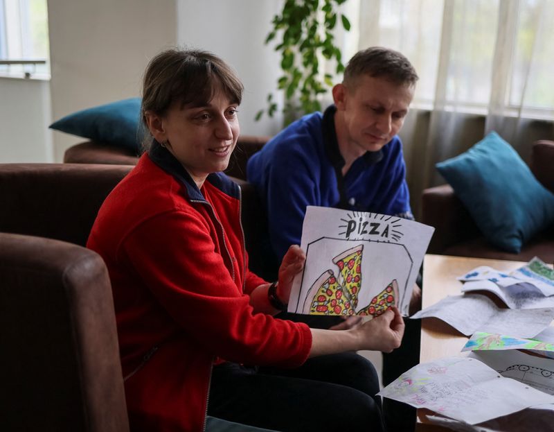 &copy; Reuters. Nataliya and Volodymyr Babeush, who were evacuated from Azovstal plant in Mariupol show children's drawings during an interview with Reuters, amid Russia's invasion in Ukraine, in Zaporizhzhia, Ukraine May 9, 2022. REUTERS/Gleb Garanich