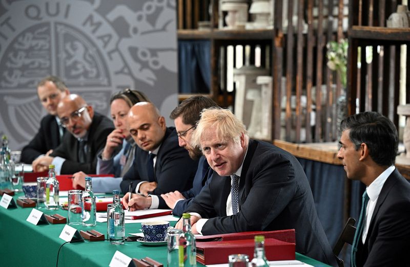 &copy; Reuters. El primer ministro británico, Boris Johnson, preside una reunión del gabinete en una alfarería en Stoke-on-Trent, en el centro de Inglaterra, Reino Unido. 12 de mayo de 2022. Oli Scarff/Pool vía REUTERS