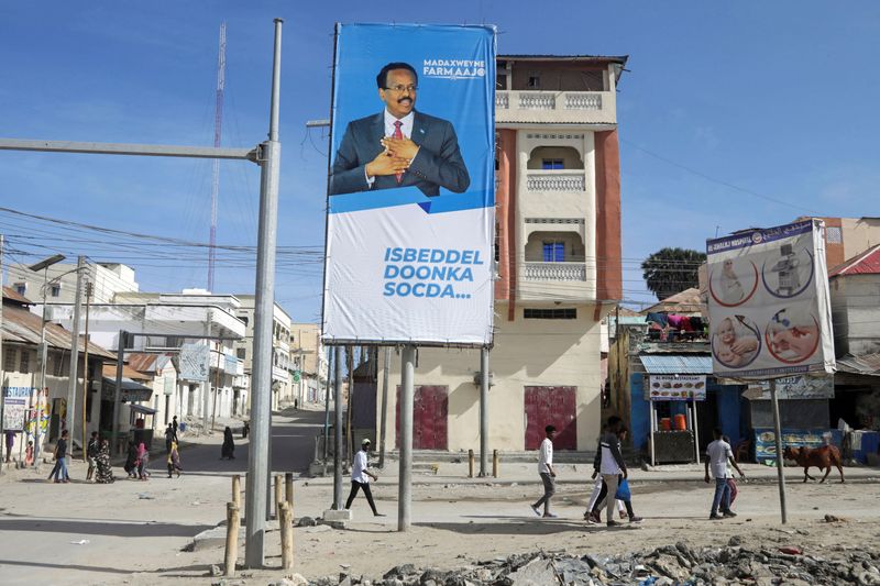 &copy; Reuters. لافتة انتخابية تحمل صورة الرئيس الصومالي محمد عبد الله محمد في مقديشو يوم الخميس. تصوير: فيصل عمر - رويترز.