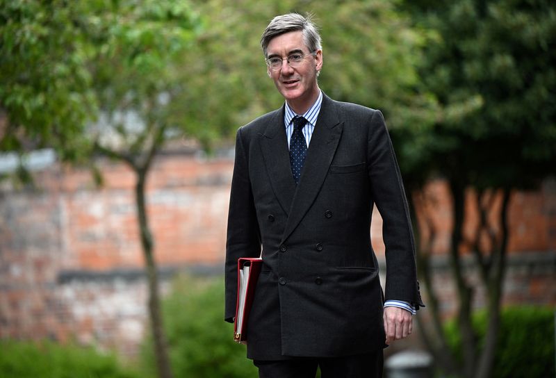 &copy; Reuters. FOTO DE ARCHIVO. El ministro británico de Oportunidades para el Brexit, Jacob Rees-Mogg, llega para asistir a una jornada del gabinete en la alfarería de Middleport, en Stoke-on-Trent, en el centro de Inglaterra, Reino Unido. 12 de mayo de 2022. Oli Sca