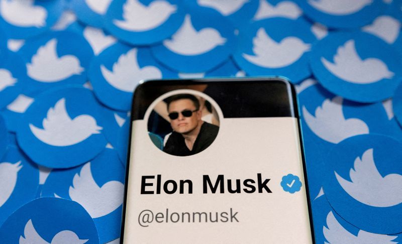 © Reuters. FILE PHOTO: Elon Musk's Twitter profile is seen on a smartphone placed on printed Twitter logos in this picture illustration taken April 28, 2022. REUTERS/Dado Ruvic/Illustration