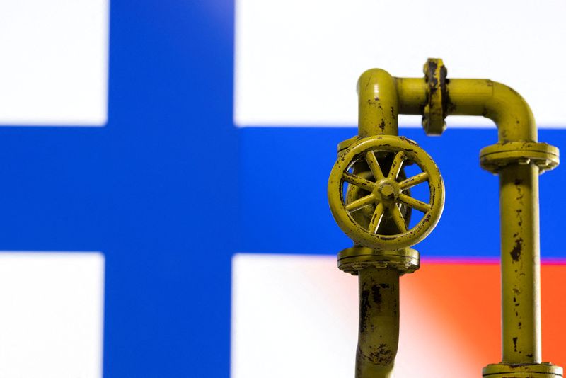 &copy; Reuters. FOTO DE ARCHIVO: Una maqueta del gasoducto de gas natural se ve delante de los colores de las banderas finlandesa y rusa en esta ilustración tomada el 26 de abril de 2022. REUTERS/Dado Ruvic/Illustration/File Photo