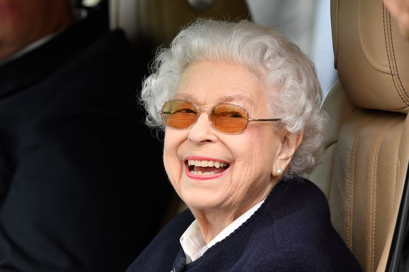 &copy; Reuters. Rainha britânica Elizabeth dentro de carro ao comparecer a show de cavalos em Windsor
13/05/2022 REUTERS/Toby Melville