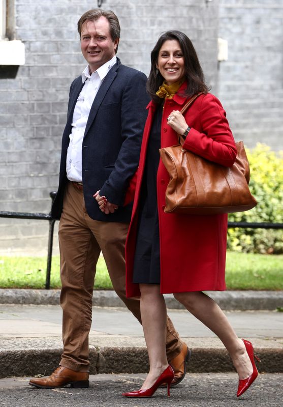 &copy; Reuters. موظفة الإغاثة البريطانية الإيرانية نازانين زغاري راتكليف مع زوجها قبل لقاء مع رئيس الوزراء بوريس جونسون في لندن يوم الجمعة. تصوير: هنري نيك