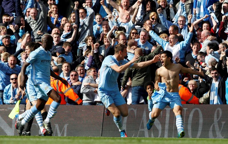 &copy; Reuters. Sergio Aguero comemora gol decisivo, marcado nos acréscimos durante partida contra o Queen's Park Rangers, que deu ao Manchester City o título do Campeonato Inglês da temporada 2011/2012
13/05/2012 REUTERS/Darren Staples