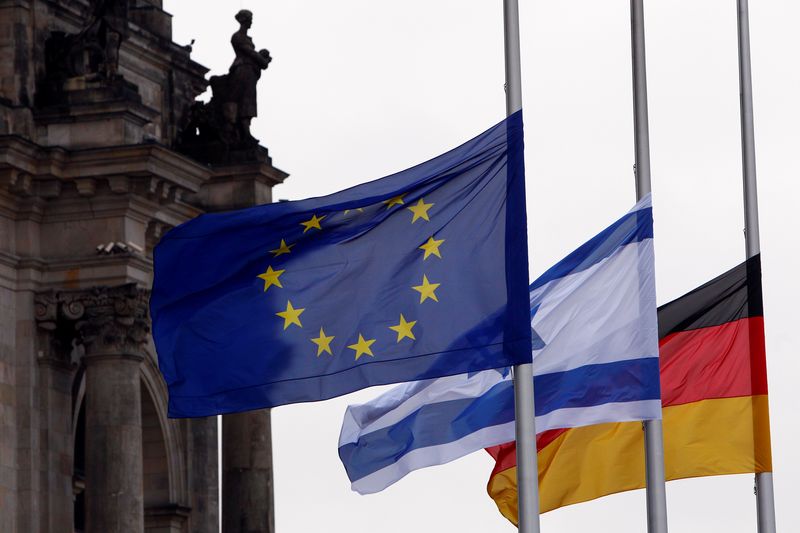 &copy; Reuters. Le bandiere dell'Unione europea, dell'Israele e della Germania a Berlino. REUTERS/Michele Tantussi