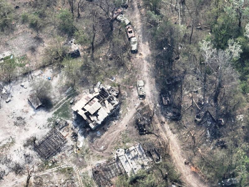 &copy; Reuters. ウクライナ軍が１３日に公開した映像によると、ロシア軍の東部ドンバス地域における渡河作戦はウクライナ軍の反撃に合い失敗したもようだ。写真はドネツ川周辺。提供画像（２０２２年