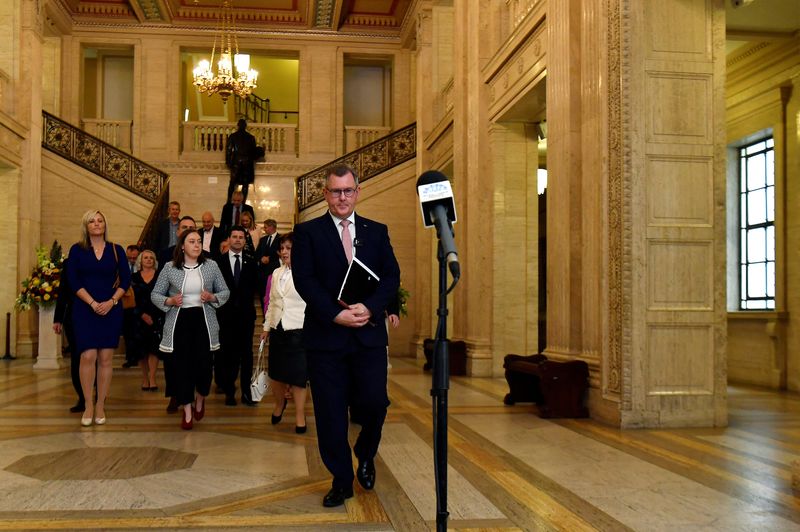 &copy; Reuters. FOTO DE ARCHIVO: El líder del Partido Unionista Democrático (DUP), Sir Jeffrey Donaldson, llega a una rueda de prensa en los edificios del parlamento de Stormont tras una reunión con el Secretario de Estado para Irlanda del Norte para formar un gobiern