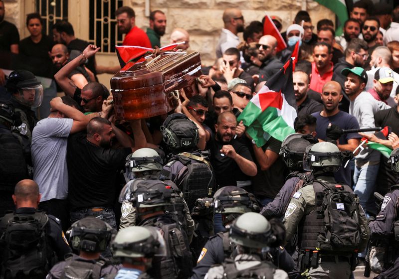 &copy; Reuters. Polícia israelense agride palestinos em funeral de jornalista morta
13/05/2022
REUTERS/Ammar Awad