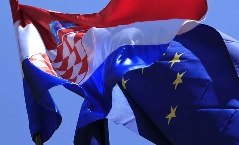 &copy; Reuters. La Croatie, qui vise à devenir le 20e membre de la zone euro en 2023, a adopté vendredi une loi pour l'introduction de la monnaie unique le 1er janvier prochain. /Photo d'archives/REUTERS/Antonio Bronic